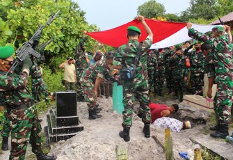 Proses pemakaman secara militer di TPU Kayu Api Penajam Kab PPU. Jum’at (09/09/2022) kemarin.