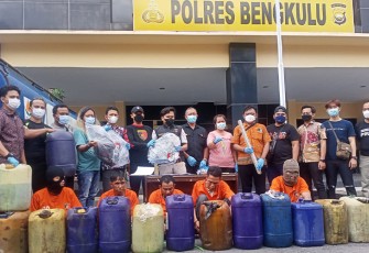 Tersangka dan barang bukti saat diamankan