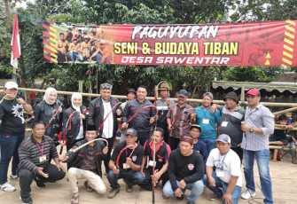 Anggota DPRD Jatim, Ferdian Reza Alvisa saat membuka gelaran Kesenian Tiban bertajuk "Budaya yang Harus Dijaga dan Dilestarikan" di Desa Sawentar, Kecamatan Kanigoro, Kabupaten Blitar, Minggu (11/9/2022). 