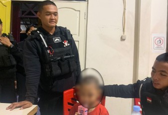 Ditsamapta Polda Kalteng saat Selamatkan Anak Balita Berjalan Sendirian Tengah Malam