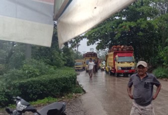 Tampak sejumlah truk menghadang jalan menuju PT SIL 