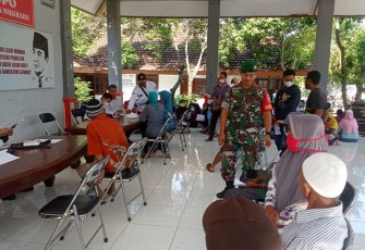 Babinsa Posramil Gerih saat Pantau Kegiatan dan Pengawasan BLT di Wilayah Binaannya