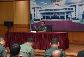 Kapuspen TNI, Laksamana Pertama (Laksma) TNI Kisdiyanto, M.Tr. Opsla, mengawali tugas dengan melaksanakan entry briefing kepada seluruh anggota Puspen TNI, di gedung Balai Wartawan Puspen TNI, Mabes TNI, Cilangkap, Jakarta Timur, Rabu (14/9/2022).