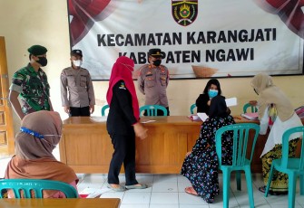 Babinsa Koramil 0805/05 Karangjati saat Kawal Penyaluran BLT BBM