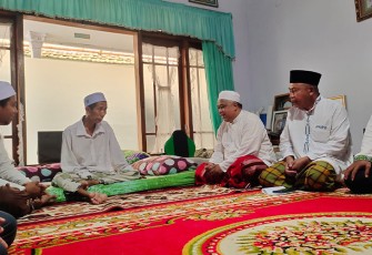 Ketua DPW PKS Jatim Irwan Setiawan saat sowan dan menjenguk KH Abdul Jalal, kiai sepuh Pondok Pesantren Nurul Qadim