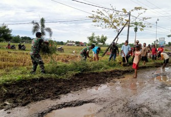 Babinsa Koramil 0805/05 Karangjati saat Gotong Royong Karya Bakti Bersama Warga