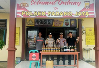Polsek Padang Jaya saat rilis Puluhan Miras dari 3 Toko di Marga Sakti