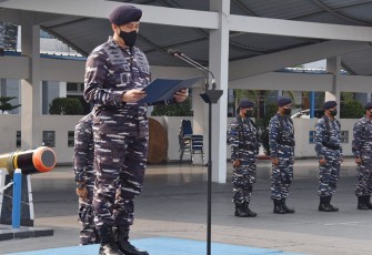 Ka Akun Kolinlamil Letkol Laut (S) Teddy Suprapto Kurniawan saat upacara bendera di Lapangan Moeljono Silam, Mako Kolinlamil, Tanjung Priok, Jakarta Utara, Senin (19/9).