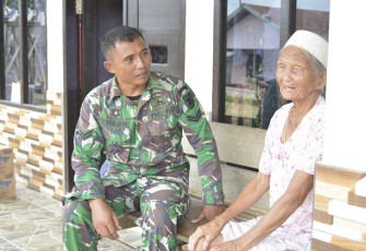 Babinsa Koramil Loa Kulu saat Kunjungi Warga Lansia di Desa Long Anai