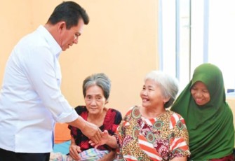 Gubernur Ansar saat kunjungi warga lansia
