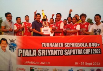 Sriyanto Saputro menyerahkan trofi Juara 1 kepada tim kesebelasan Mandala Legend Colomadu, di Stadion Jaten, Kabupaten Karanganyar, Minggu (25/9/2022).