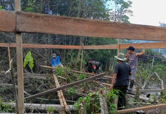 Babinsa Bersama Warga saat Gotong Royong Bangun Gedung TPA 