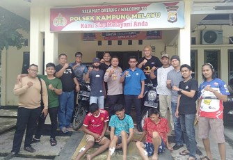 tiga tersangka (duduk tak berdaya) usai dilumpuhkan tim opsnal polsek jajaran Polres Bengkulu.