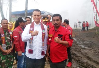 Ketua PBB Samosir Roland Sitanggang foto bersama Wakil Gubernur Sumut Musa Rajekshah usai menanam pohon di Togaraja.