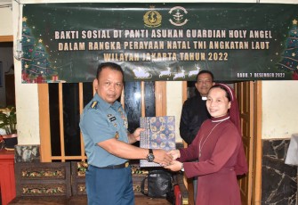 Umat Kristiani TNI AL saat Baksos ke Panti Asuhan