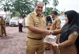 Bupati saat Serahkan Ambulance Kepada Dinkes Kabupaten Asahan