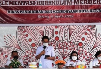 Wakil Walikota Bitung saat membuka kegiatan sosialisasi IKM Kepala TK-Paud,SD dan SMP Se-Kota Bitung.