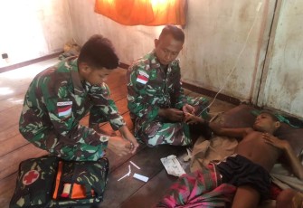 Satgas Yonif 126/KC Datangi dan Obati Warga Yang Alami Demam Tinggi