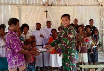  Satgas Yonif 126/KC saat Bagikan Pakaian Kepada Warga Perbatasan