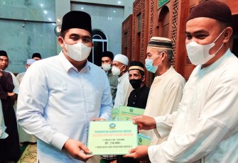 Plt Bupati Bintan Roby Kurniawan saat menyerahkan insentif bagi Guru Ngaji, Imam Masjid, Mubaligh, Petugas Masjid hingga Petugas Fardhu Kifayah.