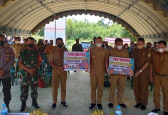 Danramil Manuhing Dampingi Bupati Gumas Dalam Penyerahan Dana Kompensasi Plasma PT KHS Kepada Masyarakat 