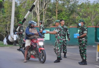 Korem 174/ATW Merauke Bagikan Takjil Kepada Para Pengguna Jalan