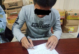 Pelaku saat menandatangani pernyataan 