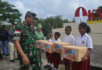 Brigjen TNI E. Reza Pahlevi saat Serahkan Tali Asih Dari Kasad Kepada Siswa-Siswi SD YPK Sota Perbatasan RI-PNG Merauke