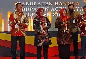 Wakil bupati Blora Tri Yuli Setyowati menerima penganugrahan Inovatif Government Award dari Kementerian Dalam Negeri di Jakarta.