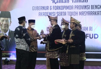 Gubernur Terima Tanah dan Air untuk Disatukan di IKN Nusantara