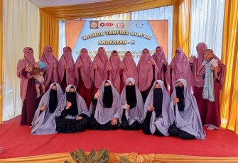 "emak-emak” di Bekasi yang ikut wisuda tahfidz Al-Qur’an bersama anak-anak santri penghafal Al-Qur’an.