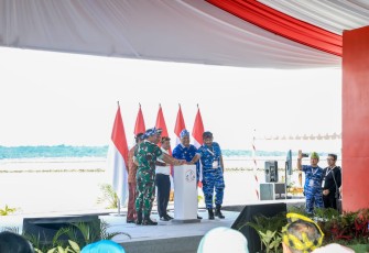Direktur Jenderal Perhubungan Laut yang diwakili oleh Direktur Kesatuan Penjagaan Laut dan Pantai (KPLP) Capt. Mugen S. Sartoto sesaat setelah pelaksanaan upacara puncak Hari Nusantara di Dermaga Marina Togo Mowondu Sulawesi Tenggara, Selasa (13/12).