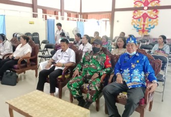 Babinsa Koramil 1016-08/Kahut Serda Heriansyah saat menghadiri pertemuan lintas sektor dalam rangka pencegahan dan penurunan stunting diwilayah.