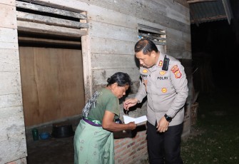 Kapolres Aceh Timur, Polda Aceh AKBP Mahmun Hari Sandy Sinurat, S.I.K. saat membagikan sembako ke salah seorang warga, Kamis (09/06/2022) malam.
