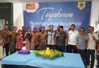Bupati Labuhanbatu Selatan H. Edimin saat meresmikan Gedung Baru RSUD Kotapinang Labuhanbatu Selatan Jln istana kotapinang , Jumat (22/07/2022). 