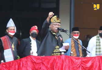 Kementerian PUPR saat menyelenggarakan upacara Peringatan Hari Ulang Tahun (HUT) ke-77 Republik Indonesia di Lapangan Sapta Taruna, Kementerian PUPR, Rabu (17/8).