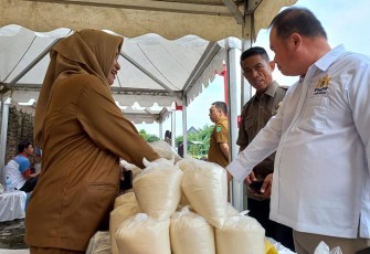 Pasar murah di Lapangan Baronet, Kelurahan Polonia, Kecamatan Medan Polonia.