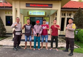 Terduga pelaku (tangan diborgol) saat diamankan polisi
