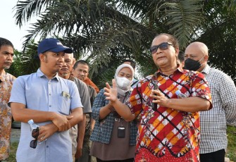 SesKemenKopUKM, saat meninjau pembangunan Factory Sharing di Kutai Kartanegara, Kalimantan Timur, Sabtu (10/12).