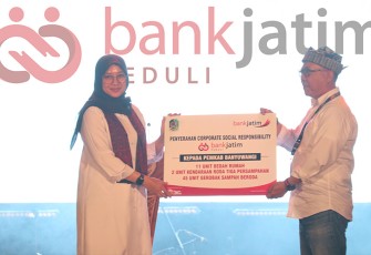 Bank Jatim saat Salurkan CSR ke Pemkab Banyuwangi 
