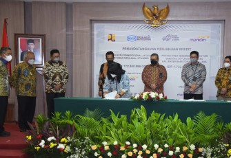 Penandatangan perjanjian kredit antara PT Wika Tirta Jaya Jatiluhur dengan Bank Mandiri senilai Rp1,17 triliun dan disaksikan oleh Menteri PUPR Basuki Hadimuljono di Jakarta, Jumat (1/4/2022).