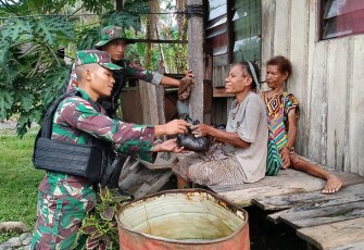 Satgas Yonif 126/KC Bantu Mengatasi Kesulitan Rakyat Di Perbatasan RI-PNG