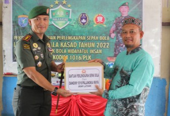Dandim Dukung Perlengkapan Sepak Bola Kepada Tim Hidayatul Insan Football Club 