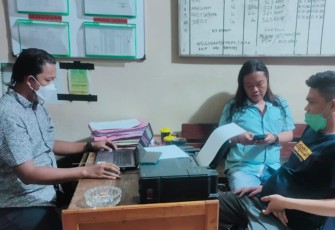 Terduga pelaku saat diperiksa penyidik