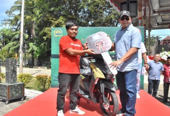 Penyerahan hadiah utama
