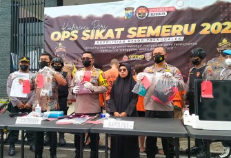 Kapolres Trenggalek, AKBP Alith Alarino, SIK, saat menggelar konferensi pers di halaman Mapolres Trenggalek, Jum'at (30/9/2022).