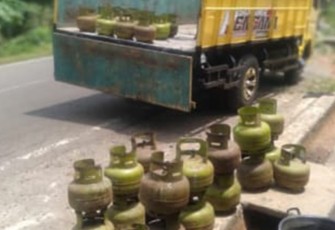 Polres Bengkulu Utara saat Amankan Warga Batik Nau Bawa Belasan Tabung Elpiji 3 Kg