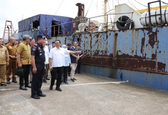 Sekretaris Kementerian PPN/Sekretaris Utama Bappenas Taufik Hanafi saat melakukan peninjauan 