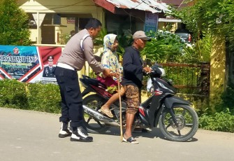 Anggota Polsek Serbajadi saat Bantu Warga