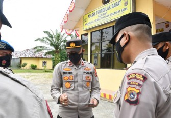 Kapolsek Peureulak Barat saat Cek Sikap Tampang dan Kelengkapan Administrasi Anggota